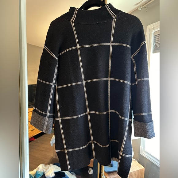 2/$75💥- SWEATER | Women’s Tahari sweater size medium - Picture 1 of 3